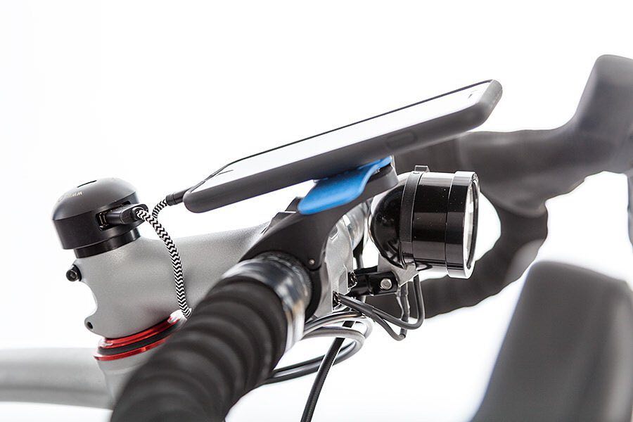 Close look to our endurance #gravelbike cockpit with @cycle2charge port, #edelux2 light and @quadlockcase for IPhone.
