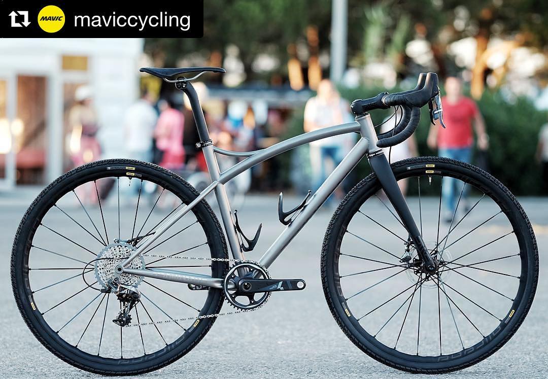 Titanium gravel bike frame with @maviccycling and @envecomposites gear kits. Because titanium deserves theses!