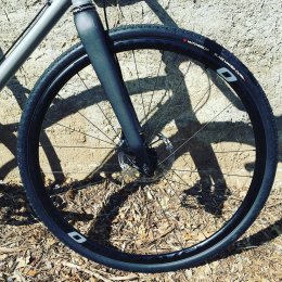 Brve #asterion #gravelbike #gravel #bike #handmade #madeinfrance #wheels #caminade #hutchinson #blackmambacx