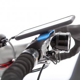Close look to our endurance #gravelbike cockpit with @cycle2charge port, #edelux2 light and @quadlockcase for IPhone.