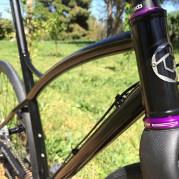@hopetech purple headset fits great with black glossy gravelbike frame and @columbus_official carbone fork.