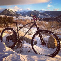 So much fun to ride in the snow with the Simple Track 297+ #caminadebikes #steelbike #steelisreal #framebuilding #bespokebicycle #madeinfrance #sram1x #columbustubes #columbustubing @srammtb...