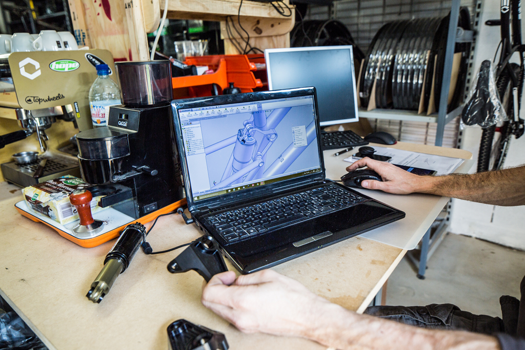 Gros plan sur la suspension du VTT One4All Gros plan sur la suspension du VTT One4All