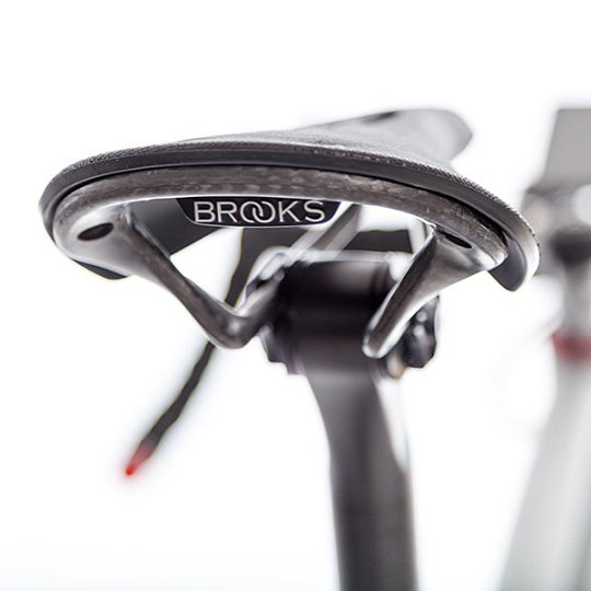 @brooksengland C13 Cambium saddle and @hopetech carbon are the perfect couple for #gravelbike