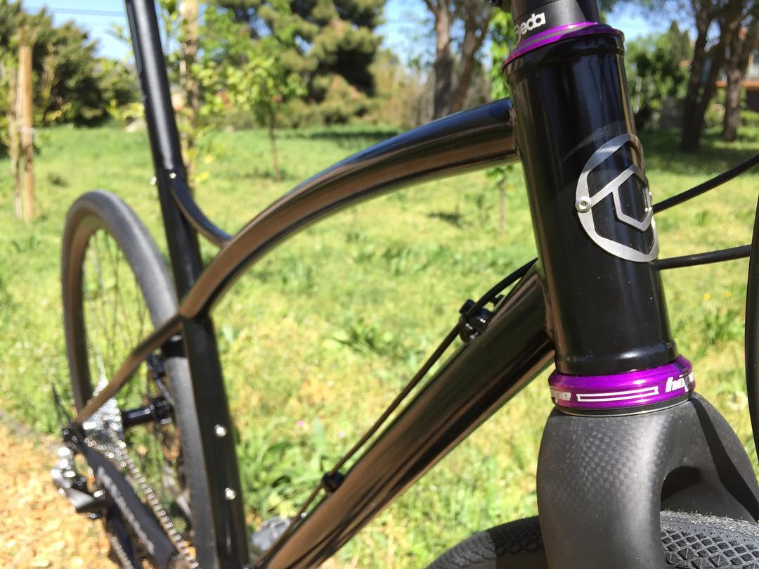 @hopetech purple headset fits great with black glossy gravelbike frame and @columbus_official carbone fork.