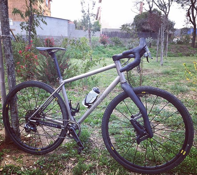Lauf fork and Mavic AllRoad 700x40 wheels suit perfectly on our titanium gravel bike.