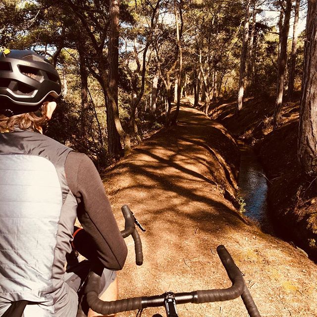 What a day exploring some trails in our home soil ???#caminadebikes #gravel#steelbike #steelisreal #framebuilding #bespokebicycle #madeinfrance #titaniumbike #sram1x #columbustubes...