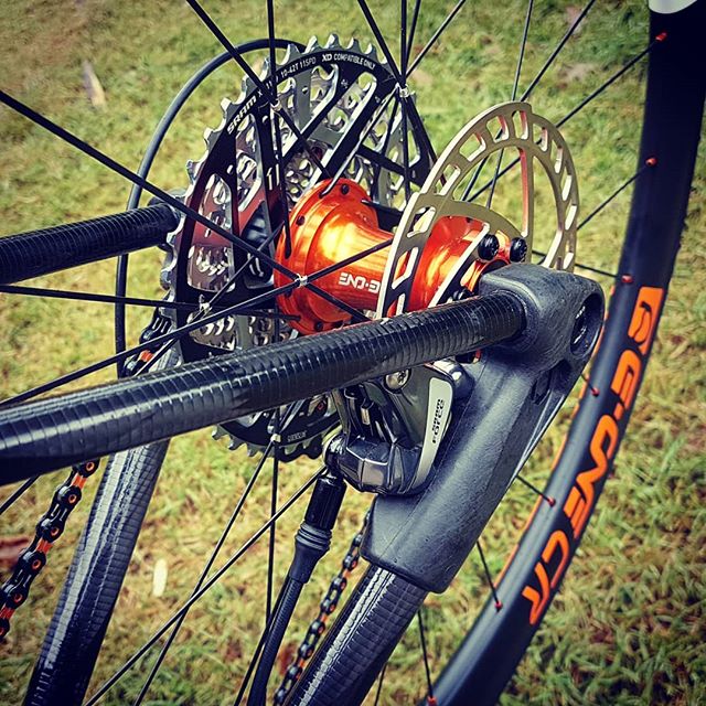 #ultraroad carbon frame with #filamentwinding tubes #madeinfrance @aiveecnc discs and hub @asterionwheels carbon rims e-one 35C
