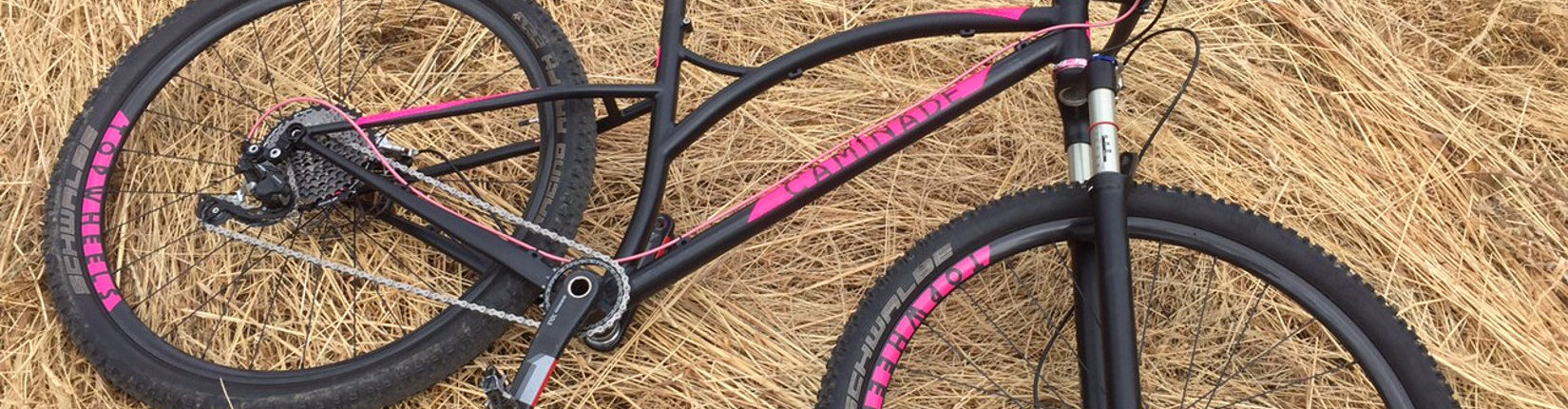 Pink SimpleTrack, mariage du rose et noir Pink SimpleTrack, mariage du rose et noir