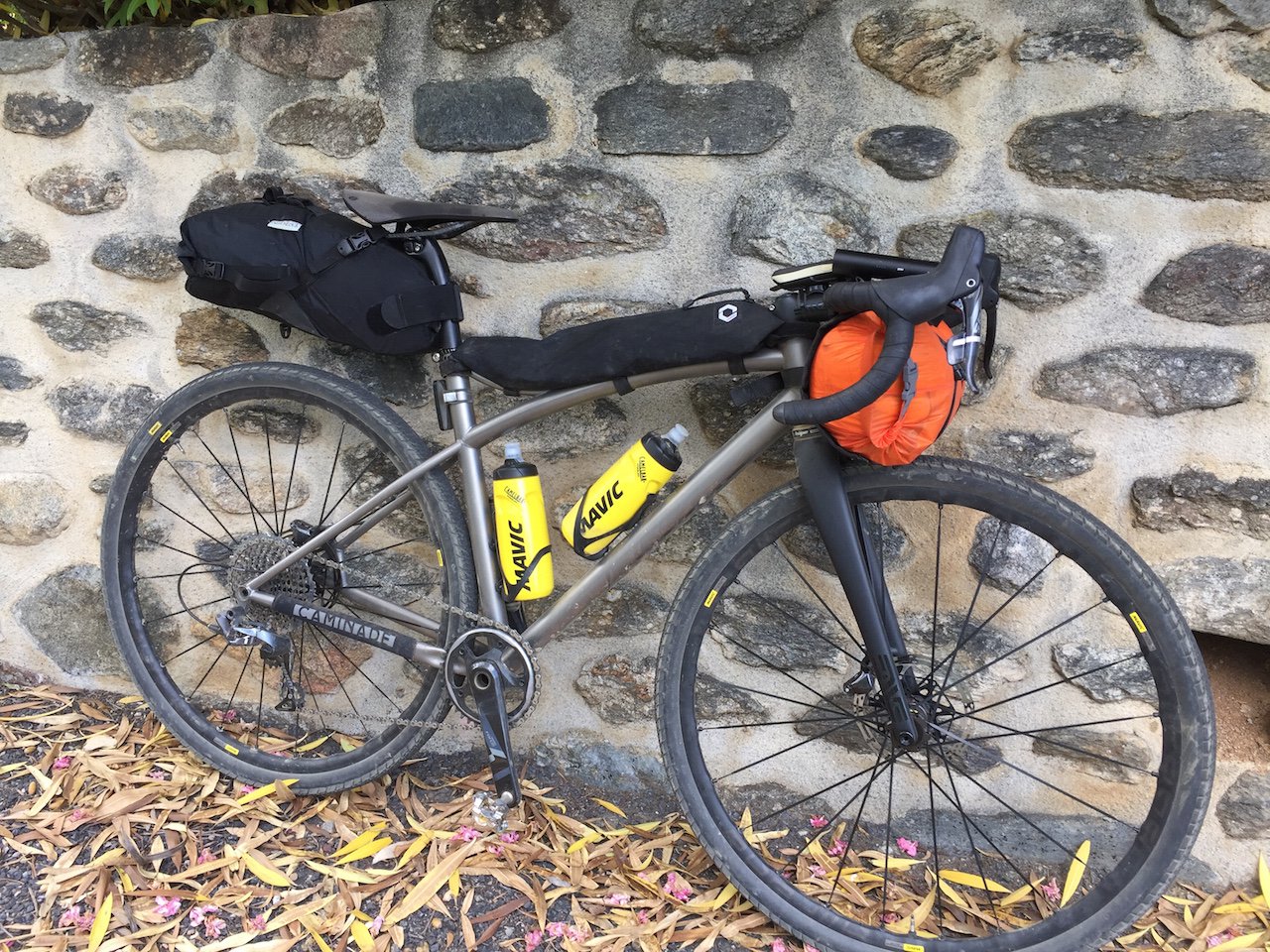 Aventure : bikepacking au Canigou velo gravel titane : 1531069051.velo.gravel.titane.bikepacking.caminade.01.jpg