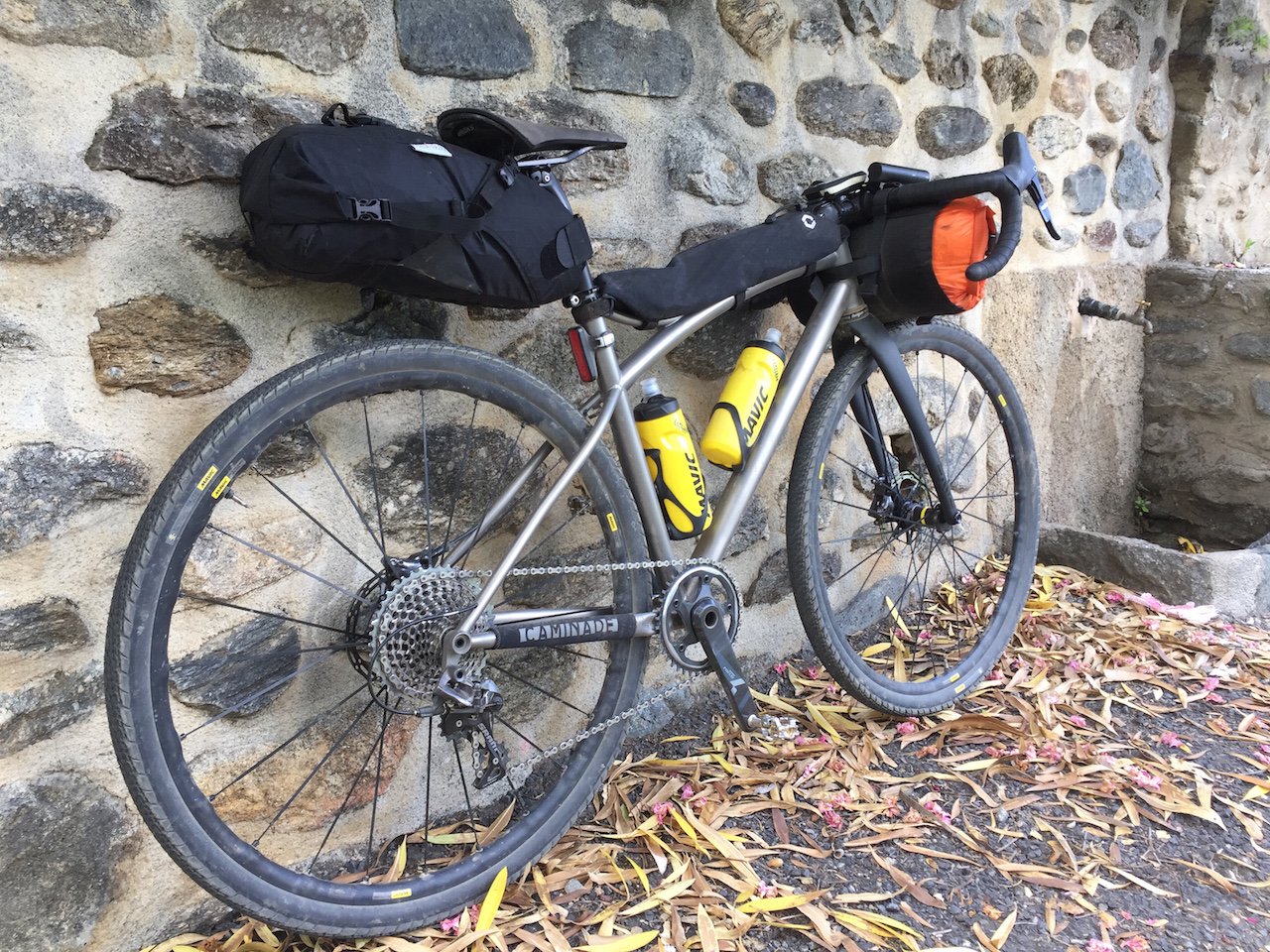 Aventure : bikepacking au Canigou velo gravel titane : 1531069055.velo.gravel.titane.bikepacking.caminade.07.jpg