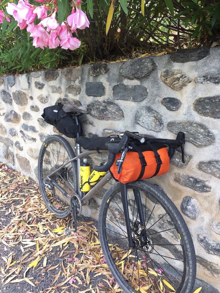 Aventure : bikepacking au Canigou velo gravel titane : 1531069066.velo.gravel.titane.bikepacking.caminade.02.jpg
