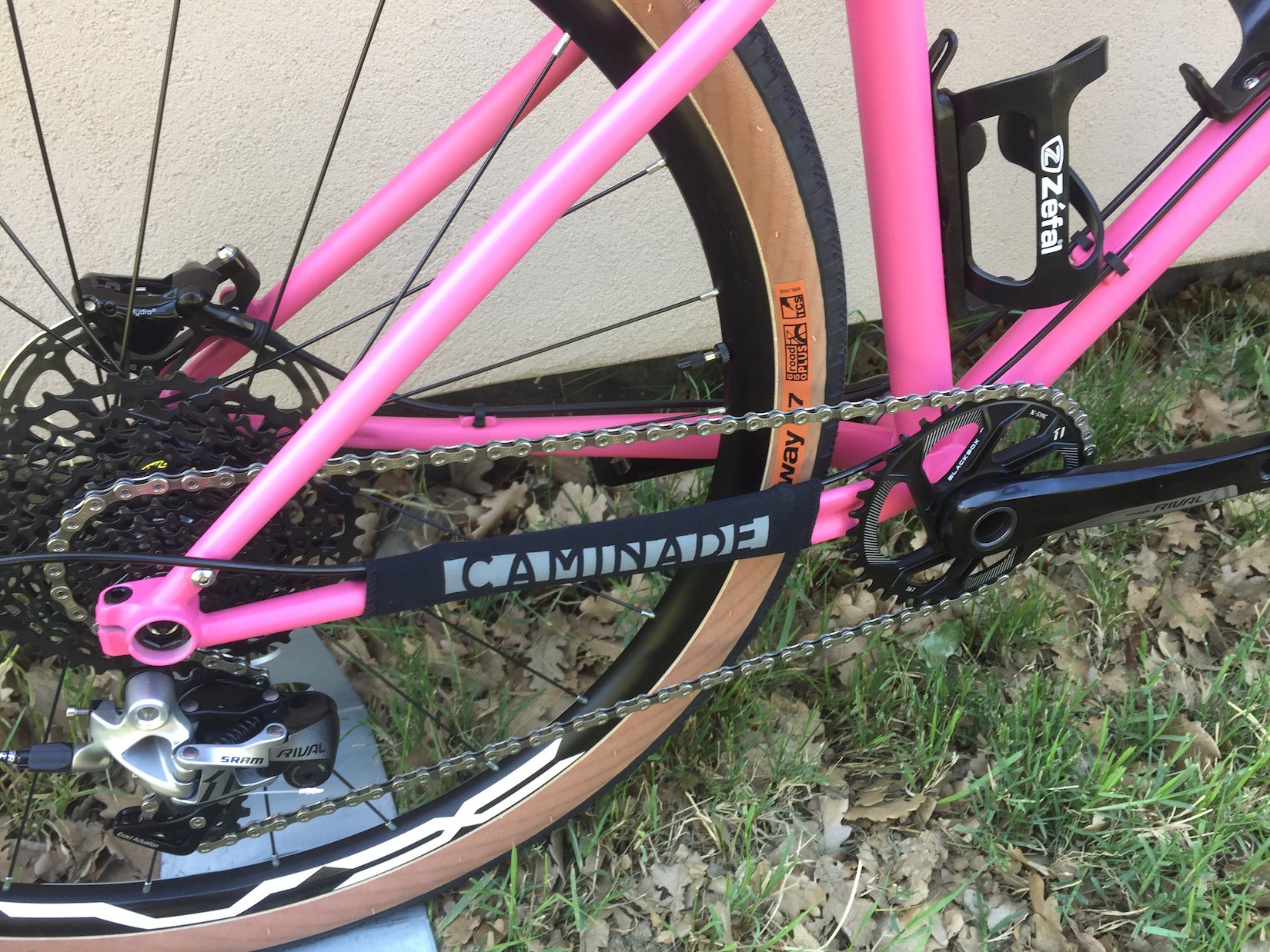 acier sur mesure - Le Pink gravel de Caroline - Le Pink gravel de Caroline  - Des vélos conçus et fabriqués en France - Caminade