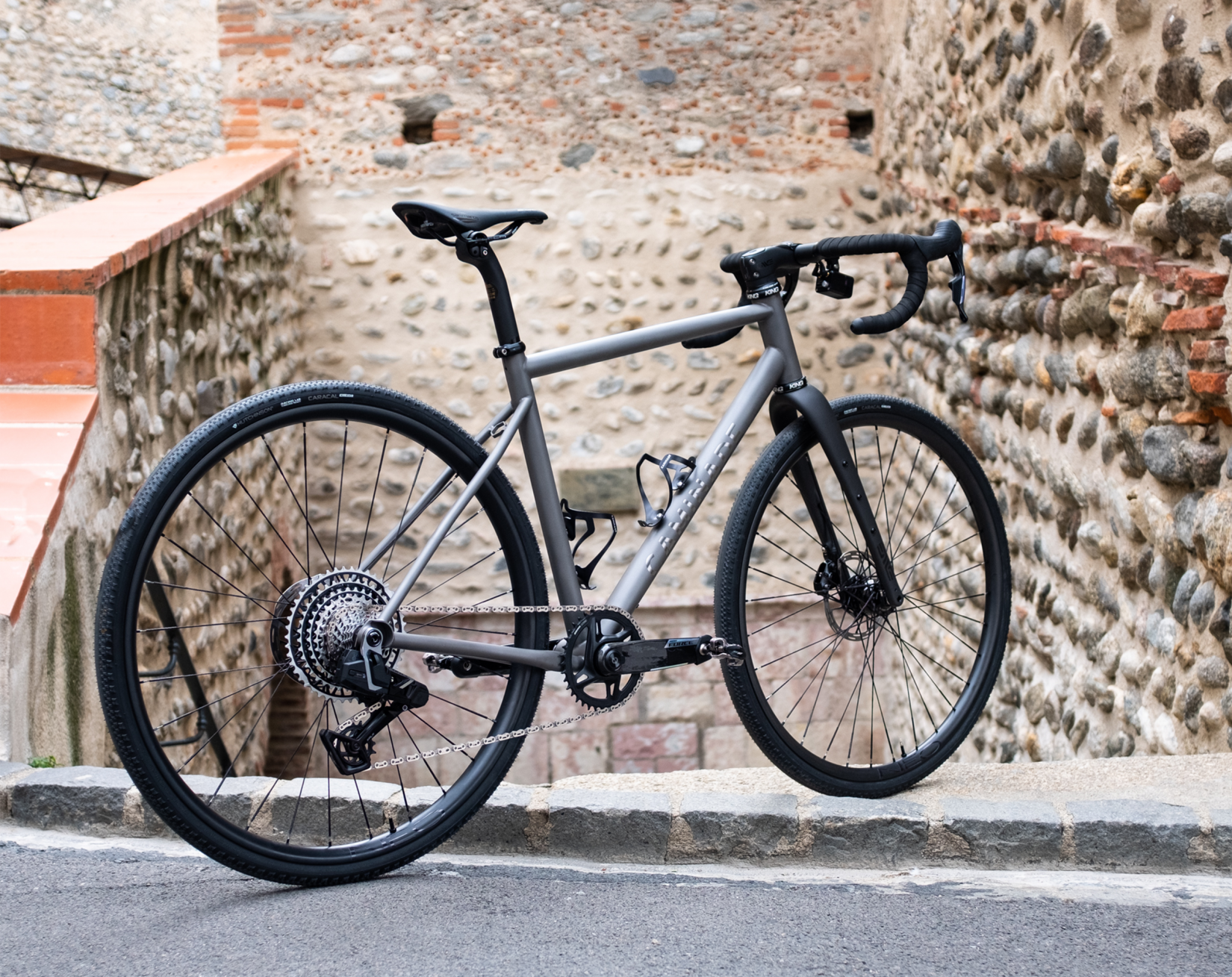 Le v�lo id�al pour la D�sertus Bikus : 1768298244.gravel.ti.claire.png